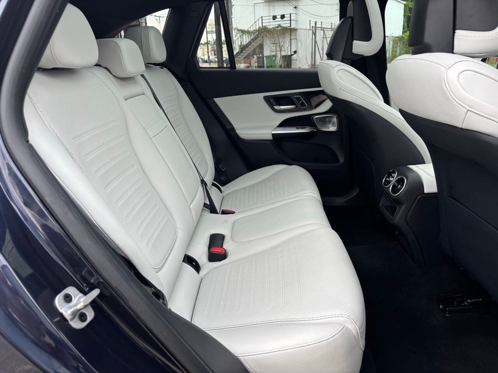 Mercedes-Benz GLC Vehicle Full-screen Gallery Image 16