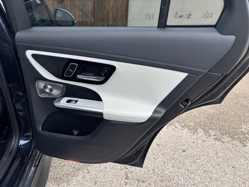 Mercedes-Benz GLC Vehicle Full-screen Gallery Image 17