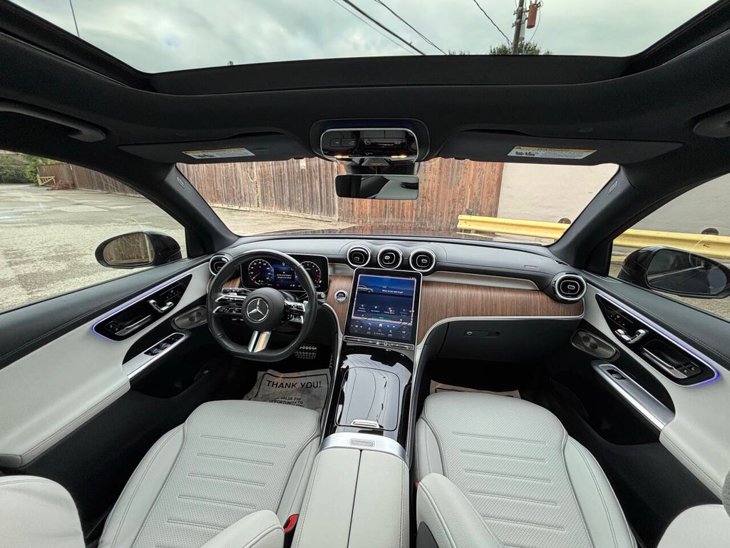 Mercedes-Benz GLC Vehicle Full-screen Gallery Image 18