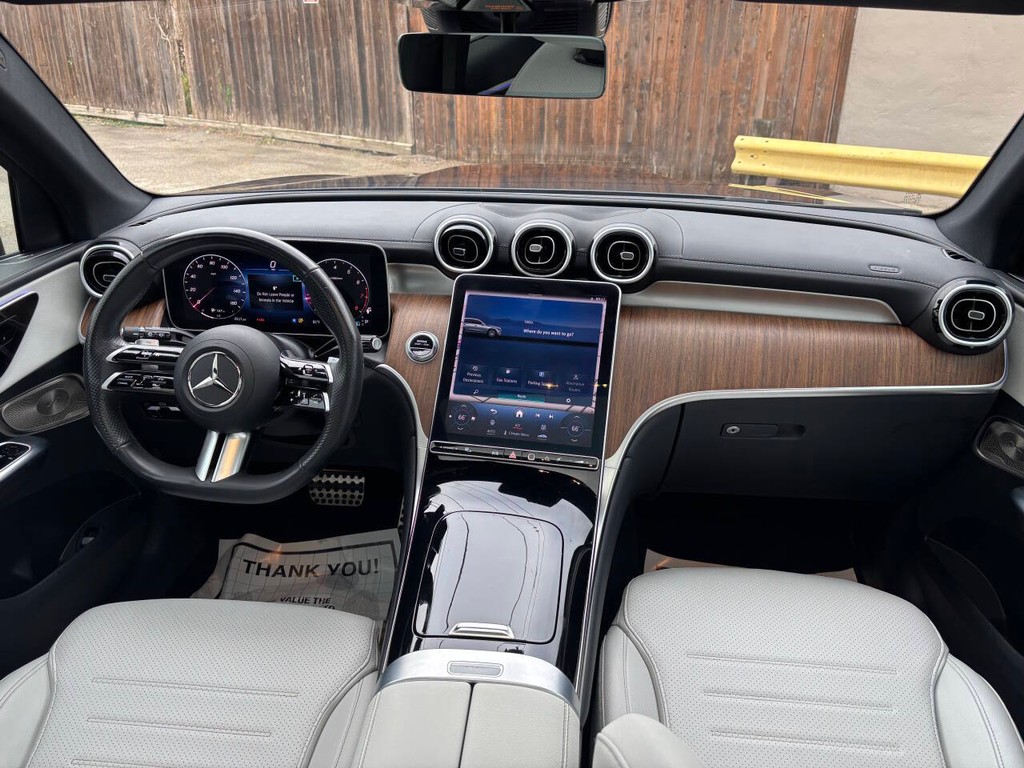 Mercedes-Benz GLC Vehicle Full-screen Gallery Image 19