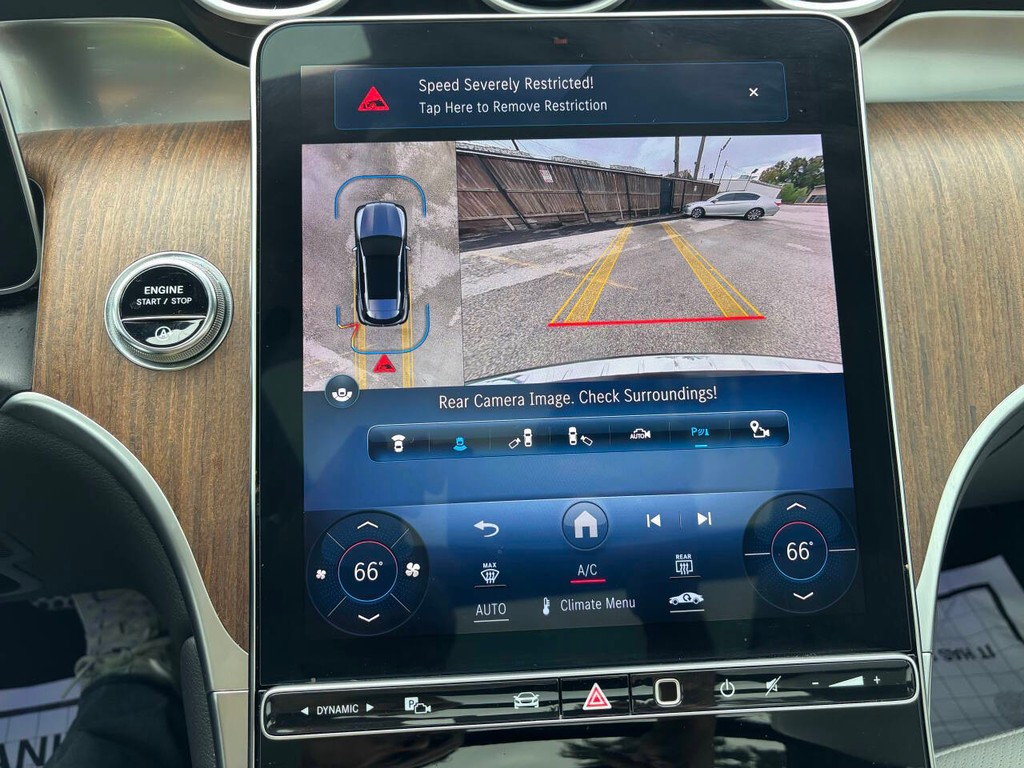 Mercedes-Benz GLC Vehicle Full-screen Gallery Image 21