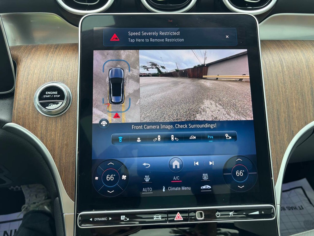 Mercedes-Benz GLC Vehicle Full-screen Gallery Image 22