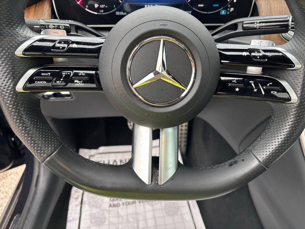 Mercedes-Benz GLC Vehicle Full-screen Gallery Image 26