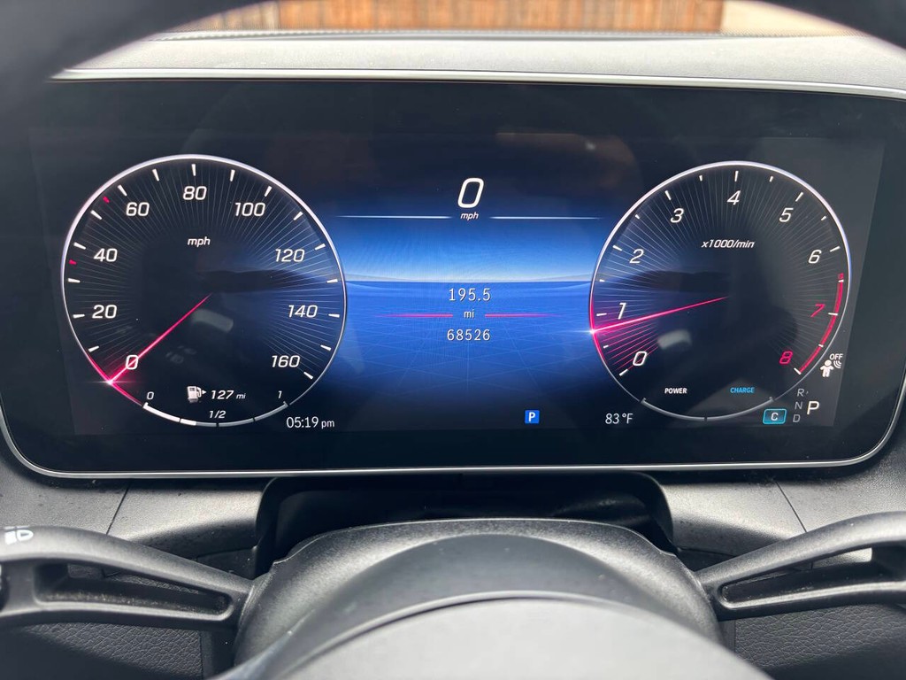 Mercedes-Benz GLC Vehicle Full-screen Gallery Image 27