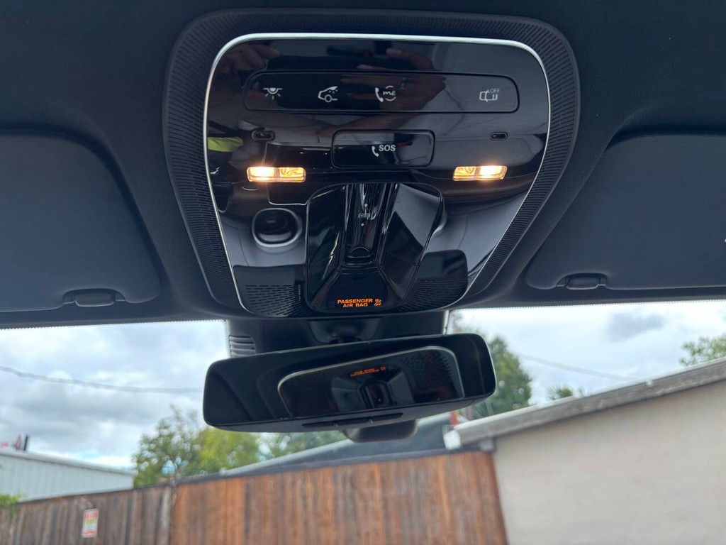 Mercedes-Benz GLC Vehicle Full-screen Gallery Image 30