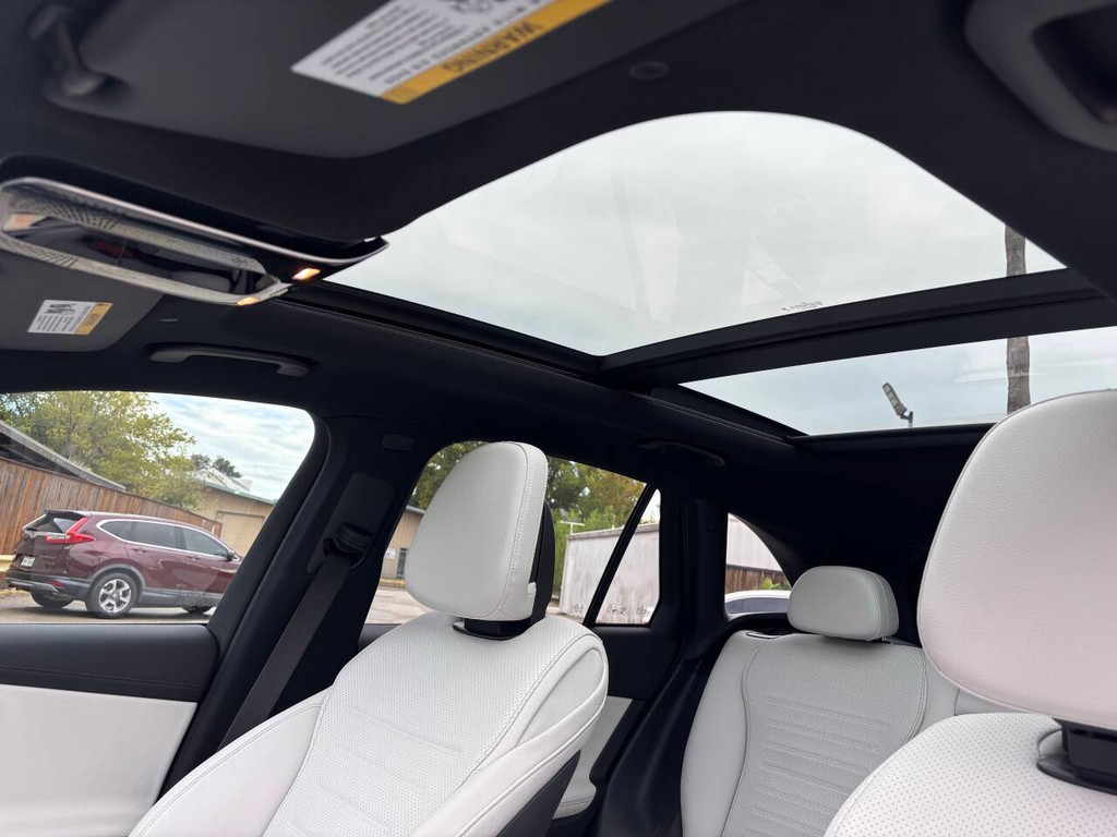 Mercedes-Benz GLC Vehicle Full-screen Gallery Image 31