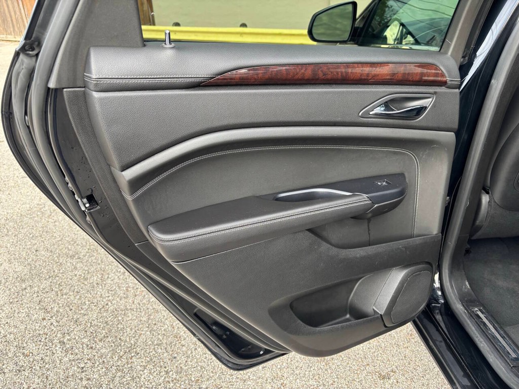 Cadillac SRX Vehicle Full-screen Gallery Image 15