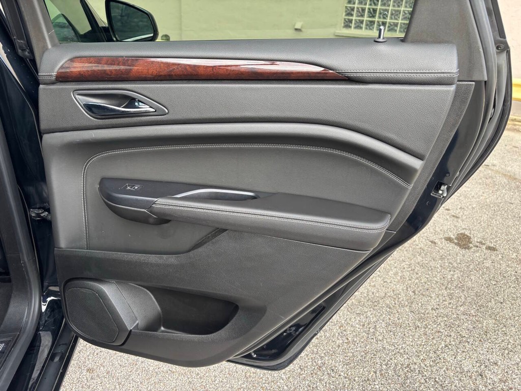 Cadillac SRX Vehicle Full-screen Gallery Image 17