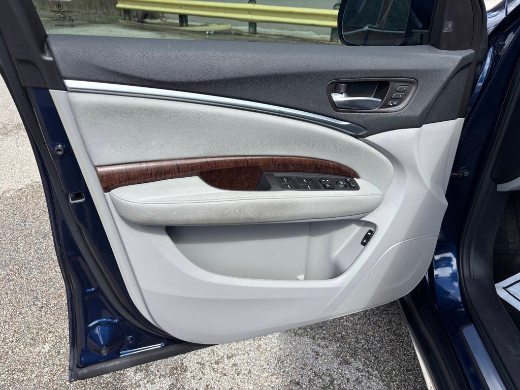 Acura MDX Vehicle Full-screen Gallery Image 10