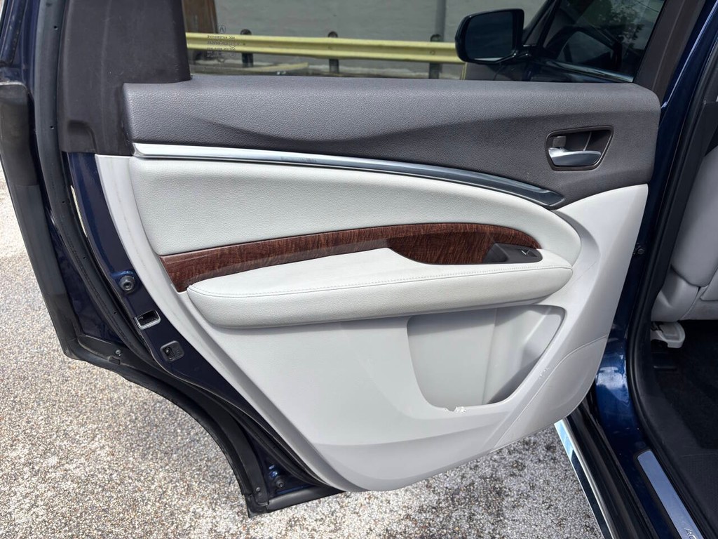 Acura MDX Vehicle Full-screen Gallery Image 15