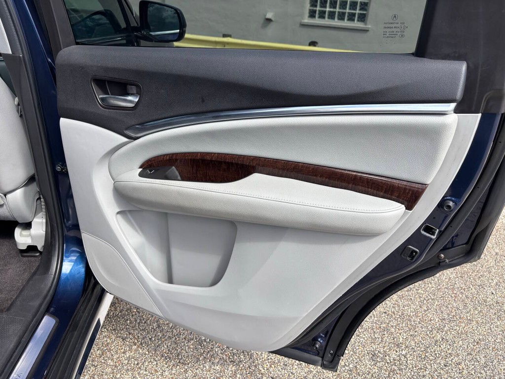 Acura MDX Vehicle Full-screen Gallery Image 17