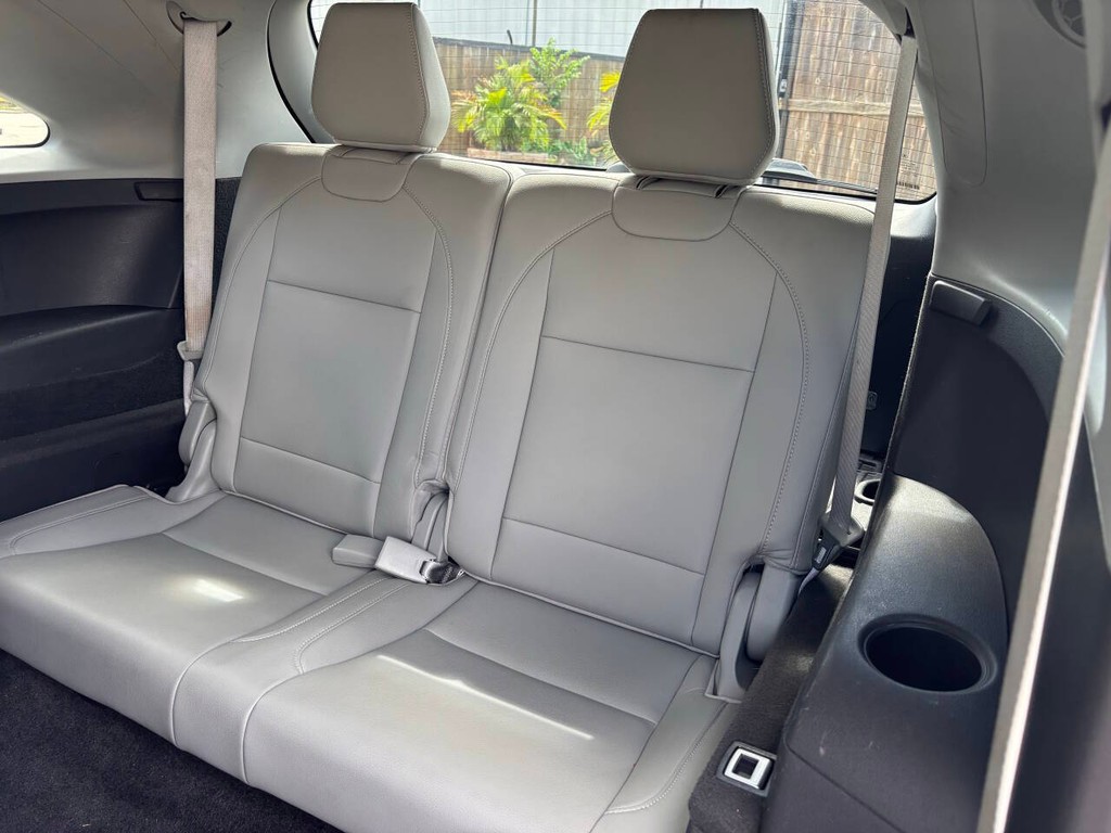 Acura MDX Vehicle Full-screen Gallery Image 18