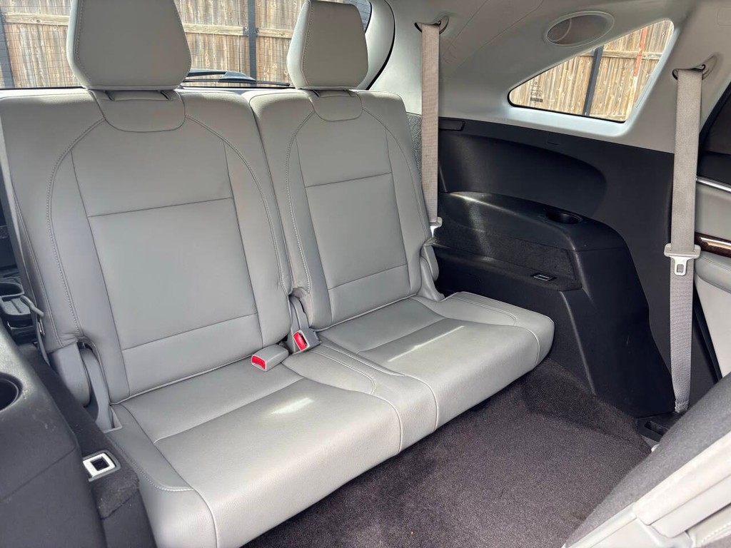 Acura MDX Vehicle Full-screen Gallery Image 19
