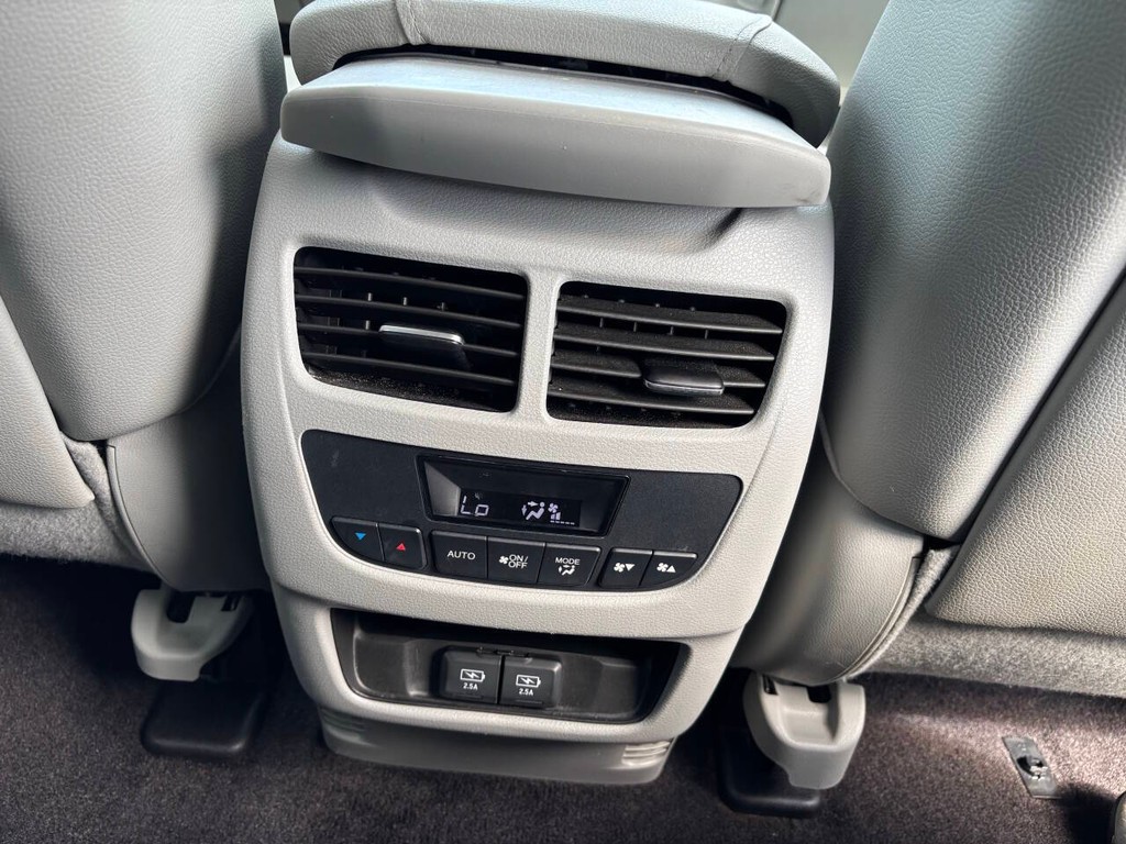 Acura MDX Vehicle Full-screen Gallery Image 20