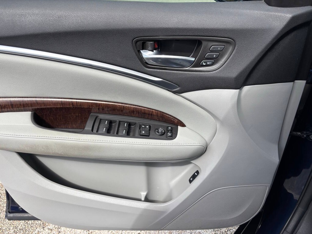 Acura MDX Vehicle Full-screen Gallery Image 28