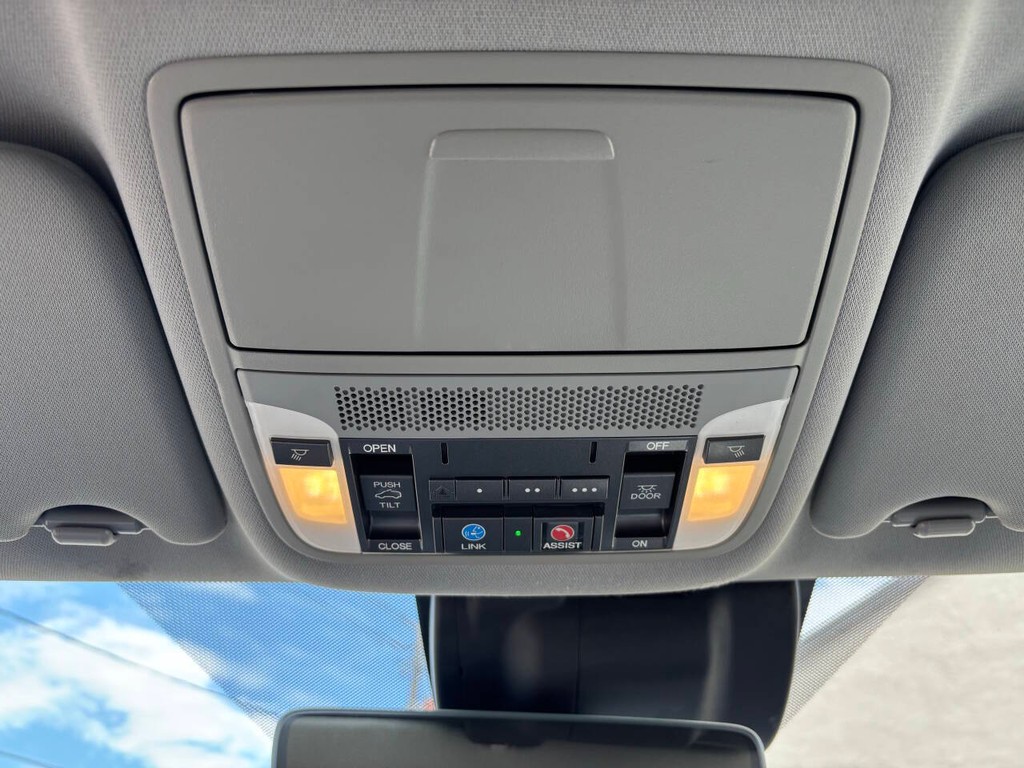 Acura MDX Vehicle Full-screen Gallery Image 29
