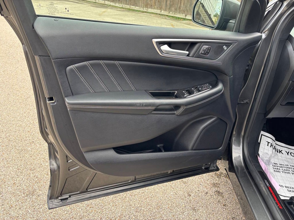 Ford Edge Vehicle Full-screen Gallery Image 10