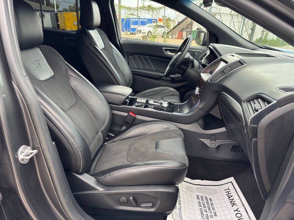 Ford Edge Vehicle Full-screen Gallery Image 12