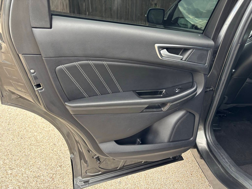 Ford Edge Vehicle Full-screen Gallery Image 15