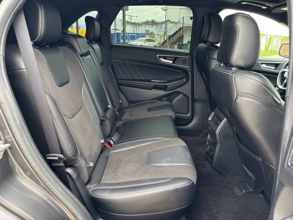Ford Edge Vehicle Full-screen Gallery Image 16