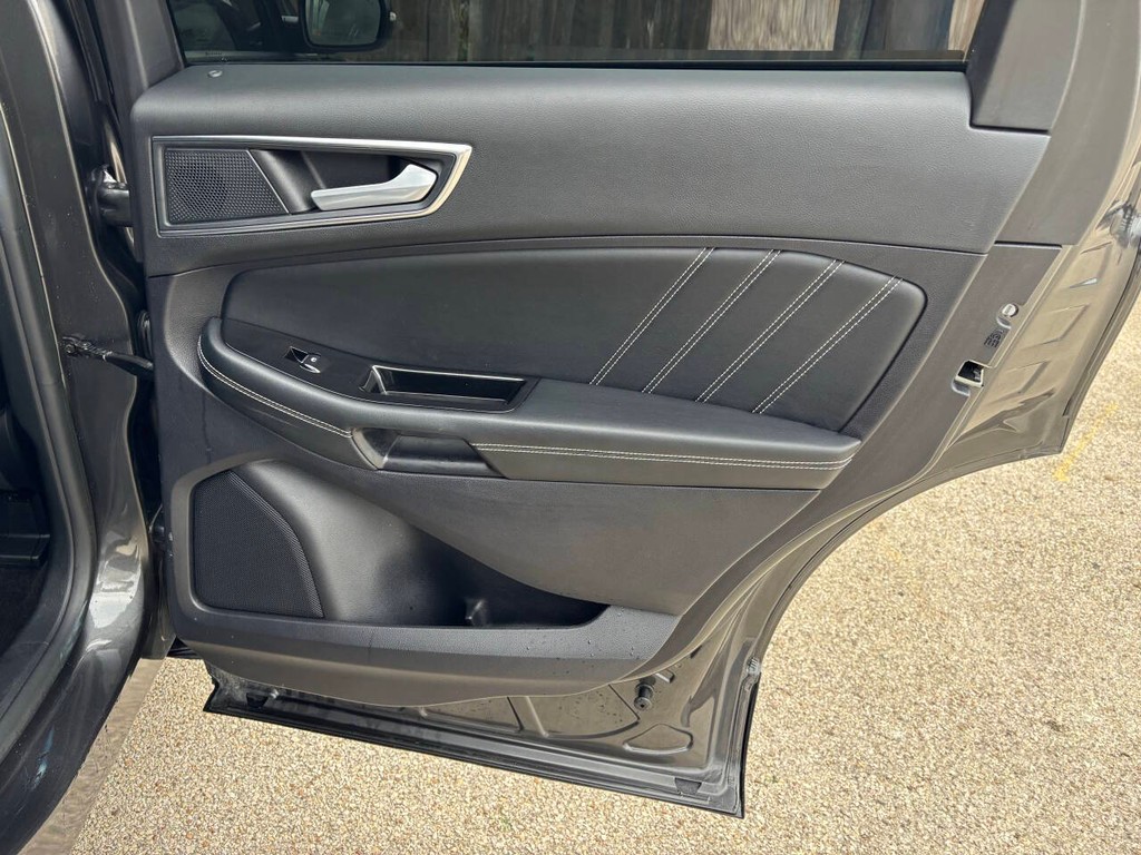 Ford Edge Vehicle Full-screen Gallery Image 17