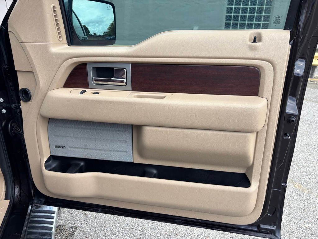 Ford F-150 Vehicle Full-screen Gallery Image 13