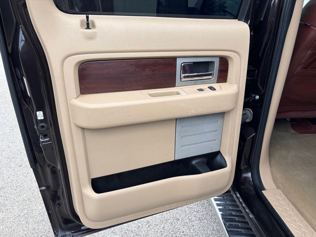 Ford F-150 Vehicle Full-screen Gallery Image 15