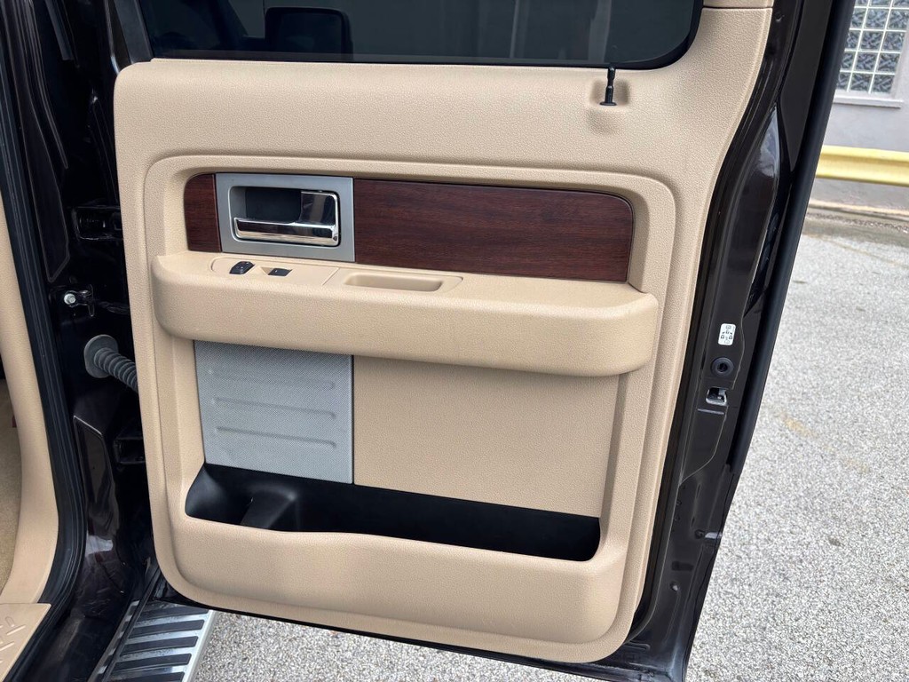 Ford F-150 Vehicle Full-screen Gallery Image 17