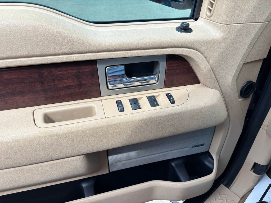 Ford F-150 Vehicle Full-screen Gallery Image 25