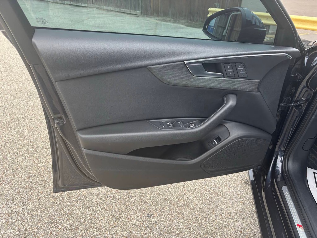 Audi A4 Vehicle Full-screen Gallery Image 10