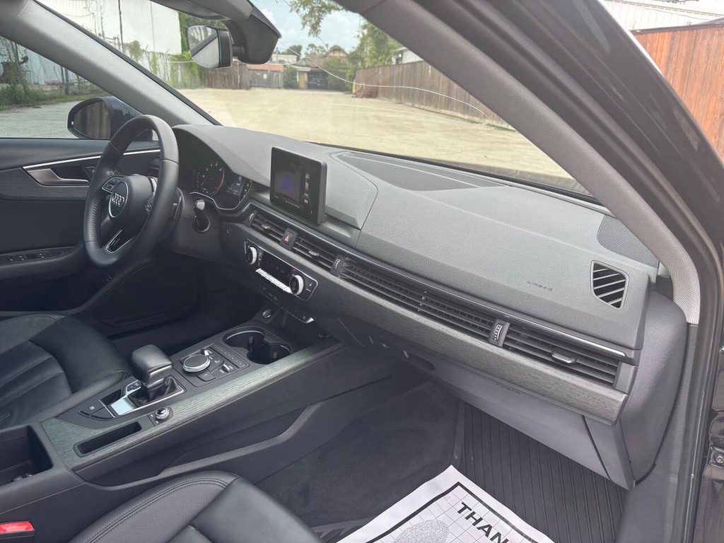 Audi A4 Vehicle Full-screen Gallery Image 11