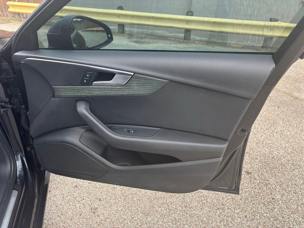 Audi A4 Vehicle Full-screen Gallery Image 13