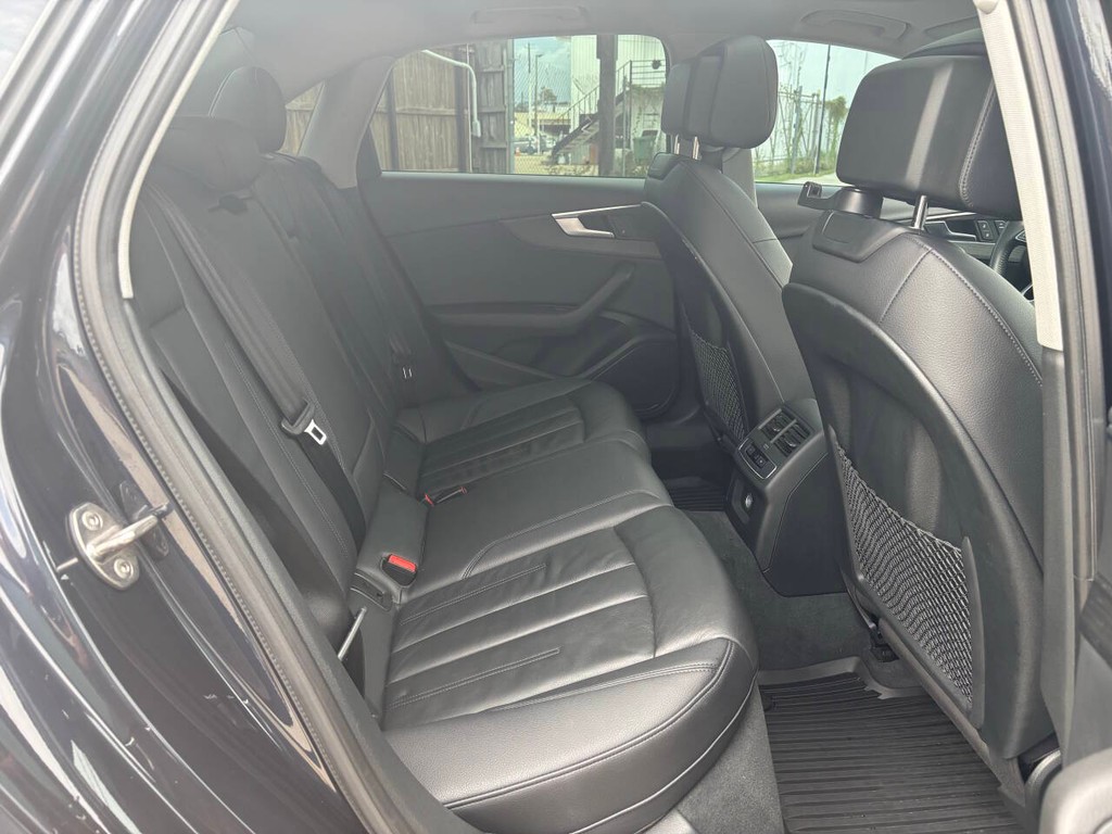 Audi A4 Vehicle Full-screen Gallery Image 16