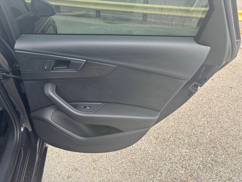 Audi A4 Vehicle Full-screen Gallery Image 17