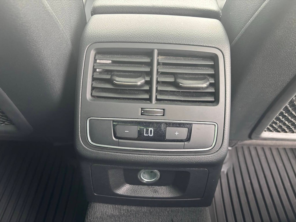 Audi A4 Vehicle Full-screen Gallery Image 18