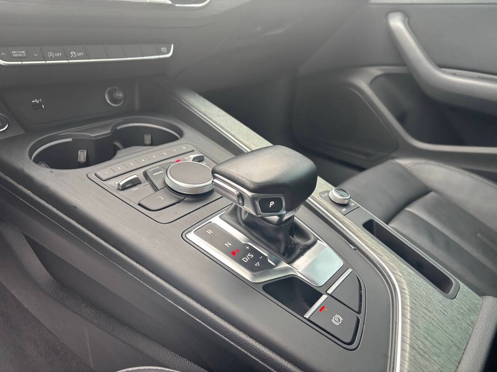 Audi A4 Vehicle Full-screen Gallery Image 23