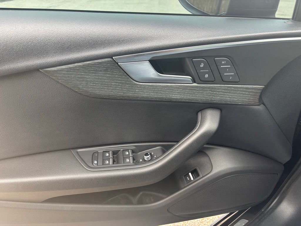 Audi A4 Vehicle Full-screen Gallery Image 26