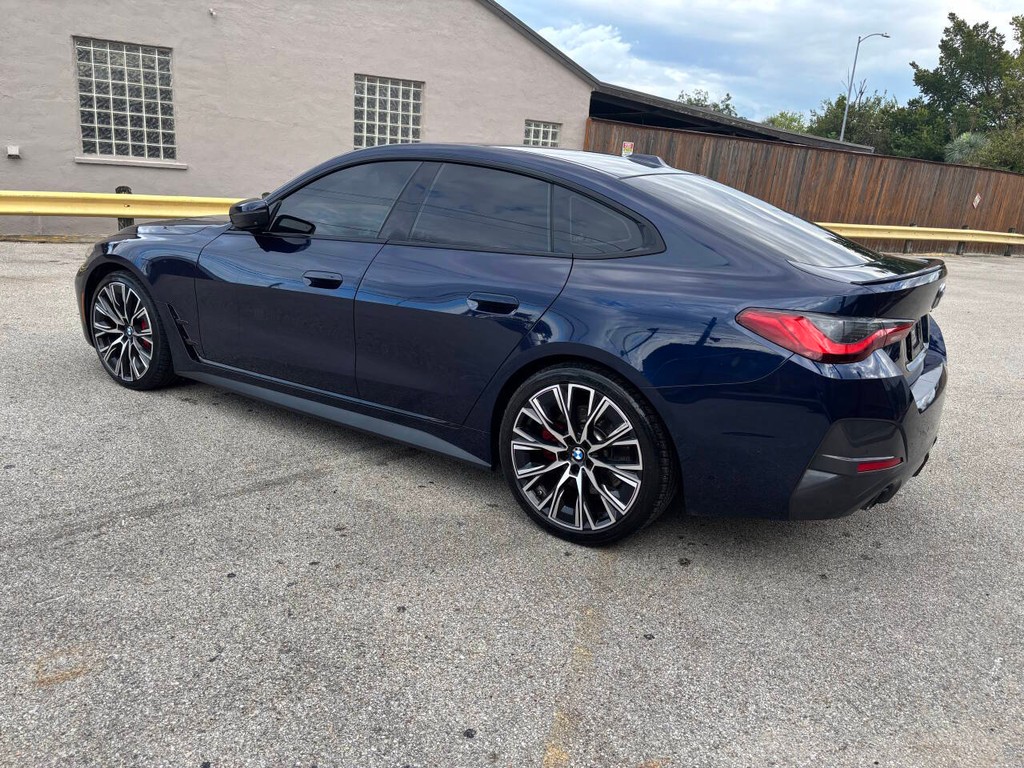 BMW 4 Series Vehicle Full-screen Gallery Image 05