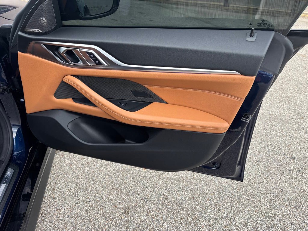 BMW 4 Series Vehicle Full-screen Gallery Image 10