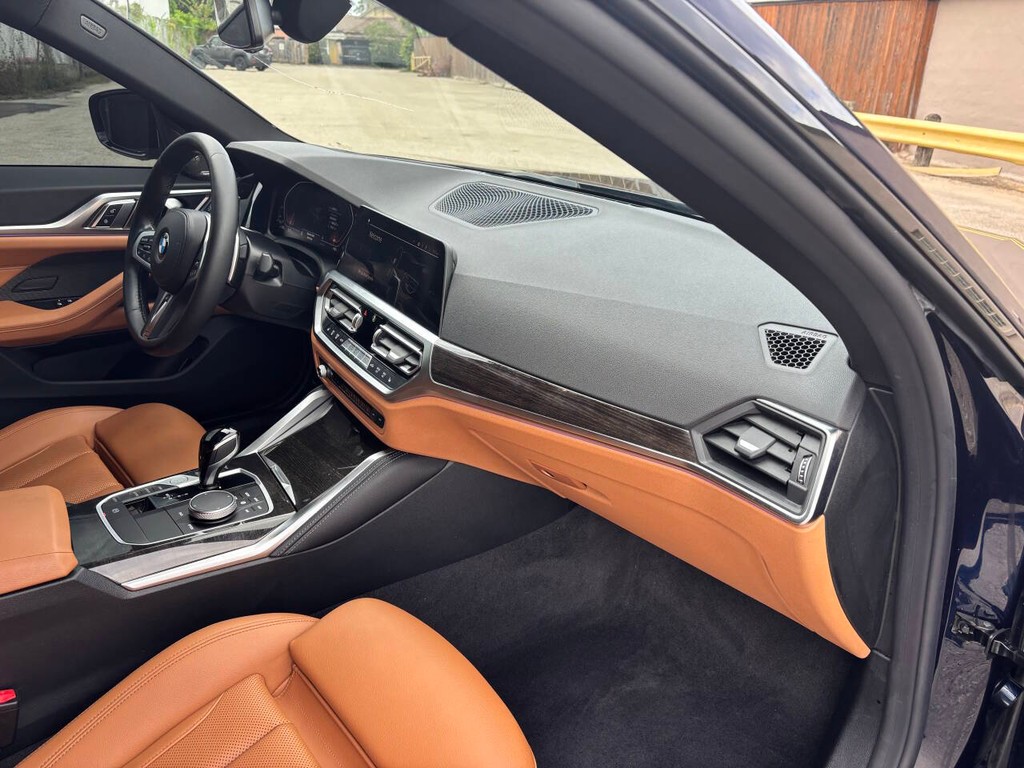 BMW 4 Series Vehicle Full-screen Gallery Image 11