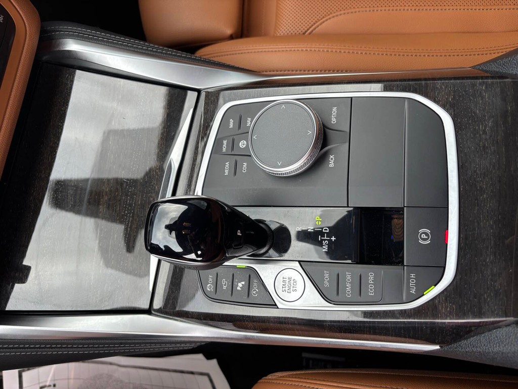 BMW 4 Series Vehicle Full-screen Gallery Image 23