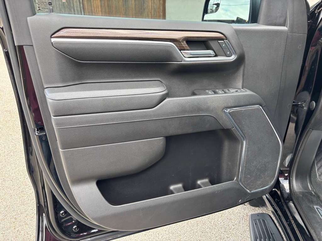 Chevrolet Silverado 1500 Vehicle Full-screen Gallery Image 10