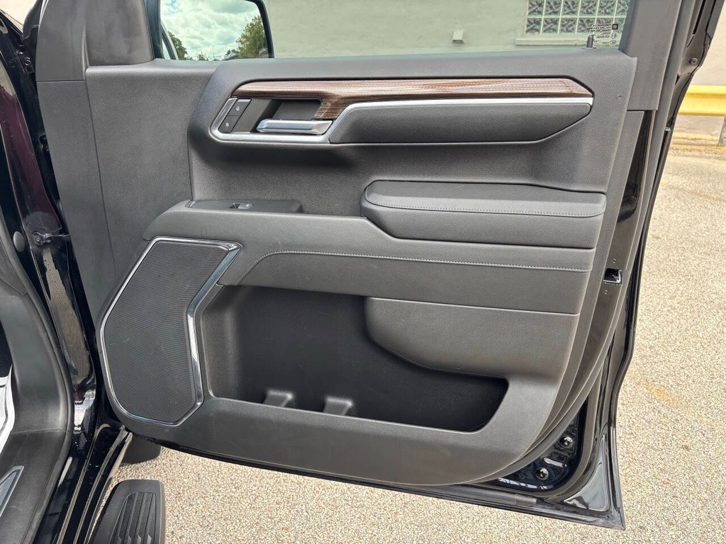 Chevrolet Silverado 1500 Vehicle Full-screen Gallery Image 13