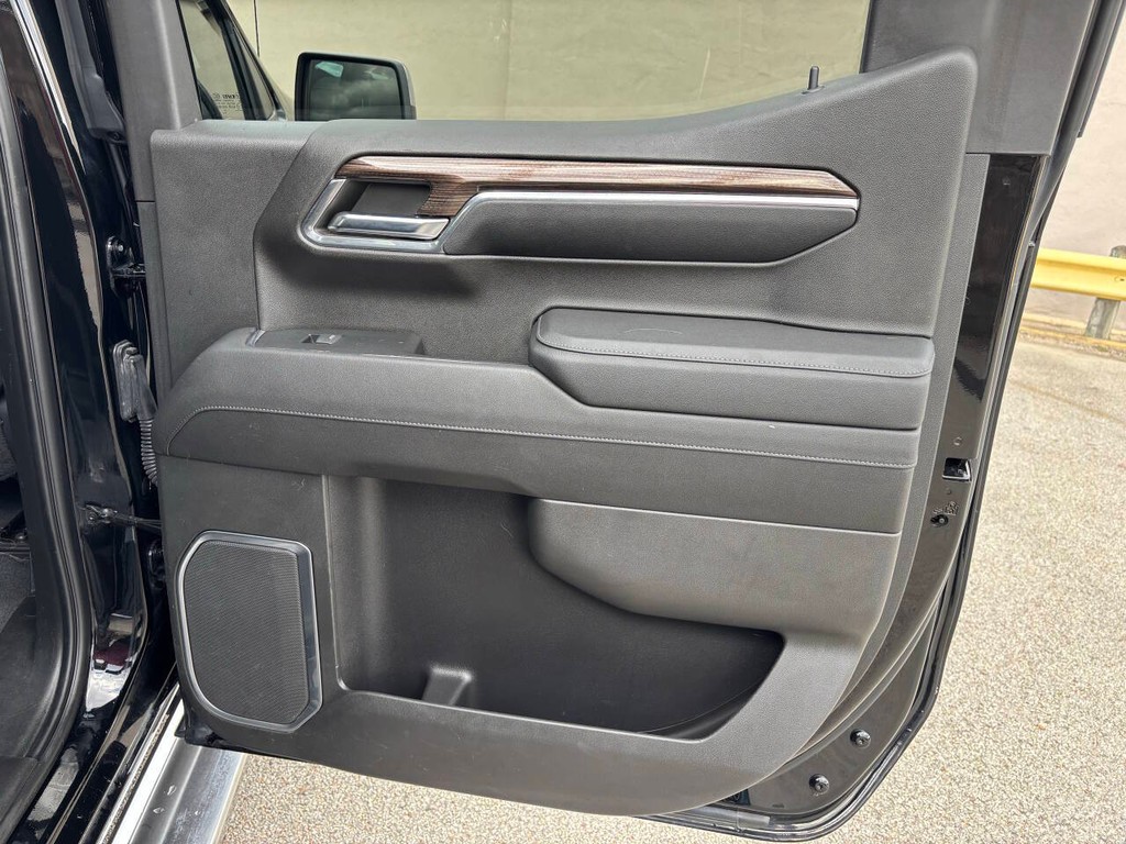 Chevrolet Silverado 1500 Vehicle Full-screen Gallery Image 17