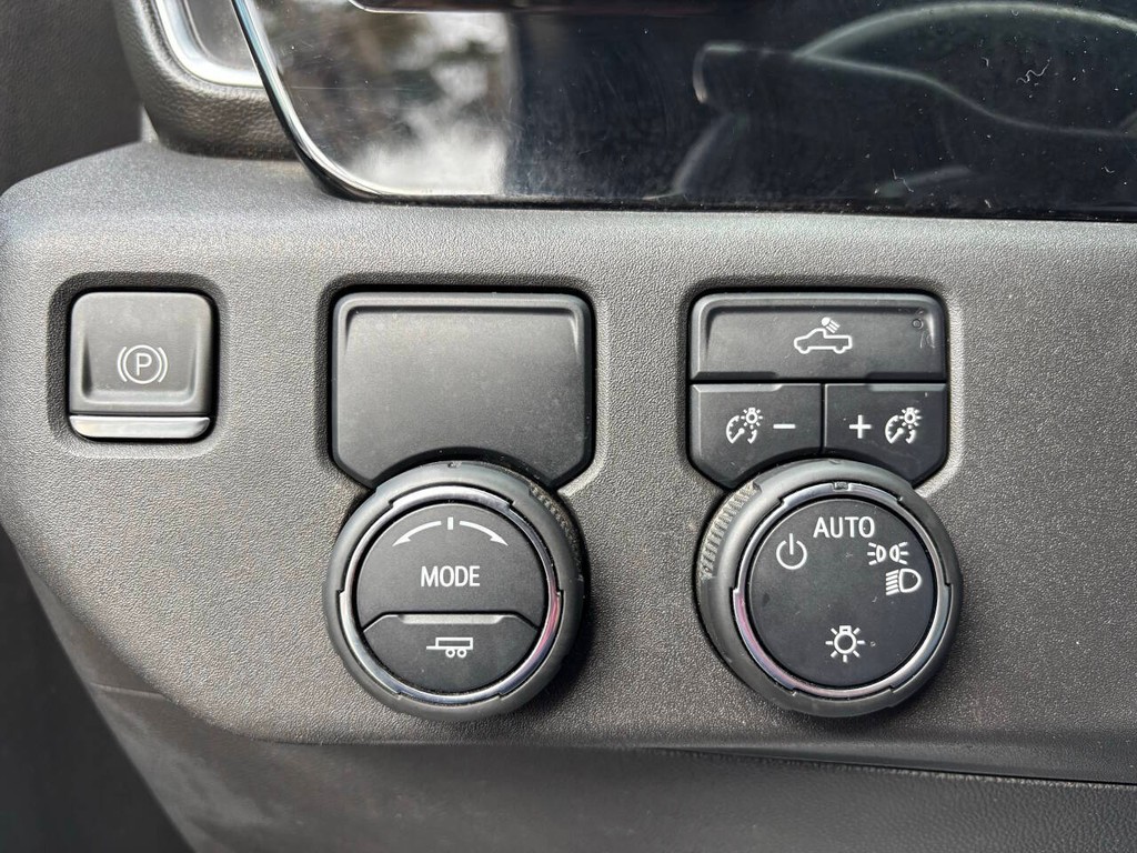 Chevrolet Silverado 1500 Vehicle Full-screen Gallery Image 24