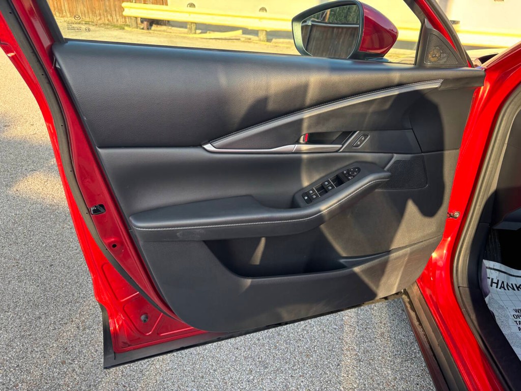 Mazda CX-30 Vehicle Full-screen Gallery Image 10