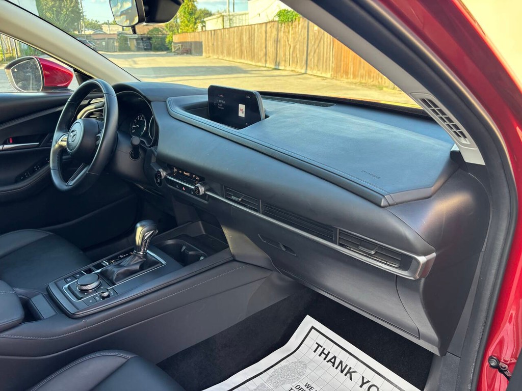 Mazda CX-30 Vehicle Full-screen Gallery Image 11