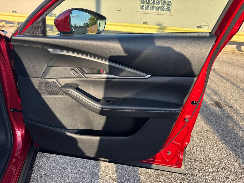 Mazda CX-30 Vehicle Full-screen Gallery Image 13