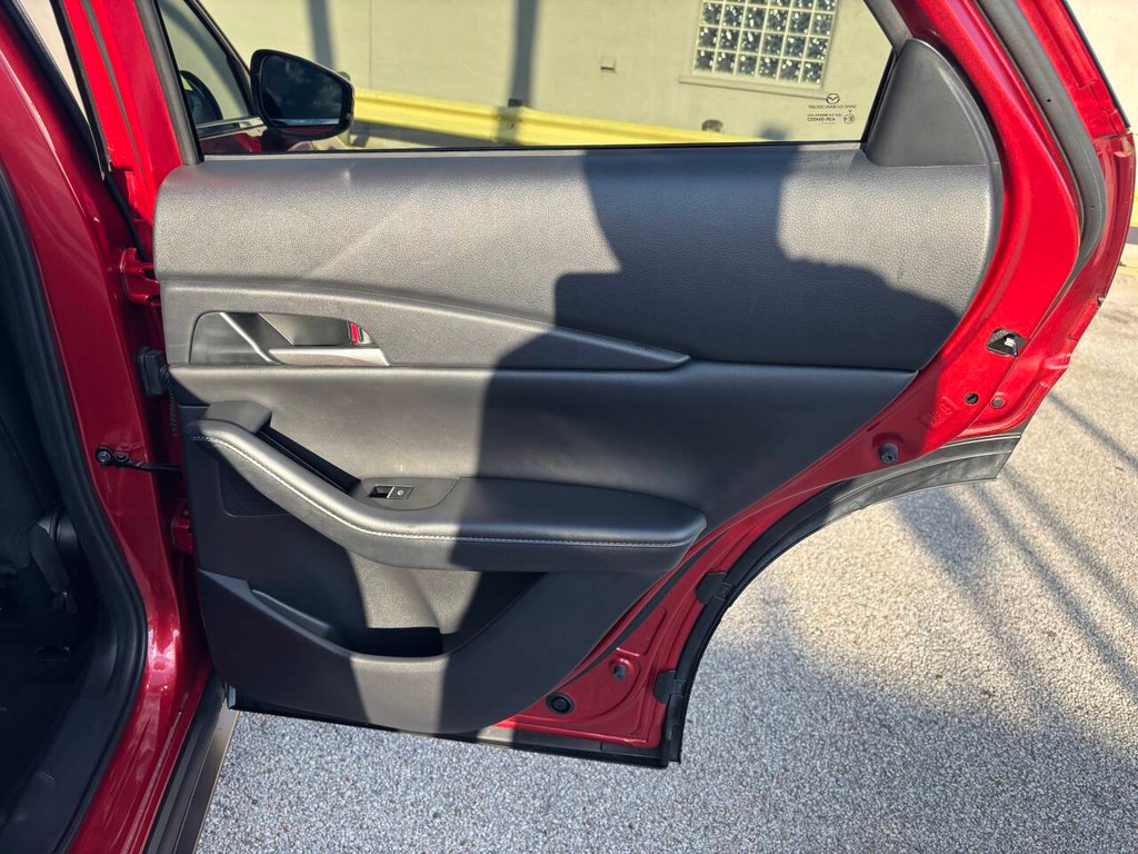 Mazda CX-30 Vehicle Full-screen Gallery Image 16