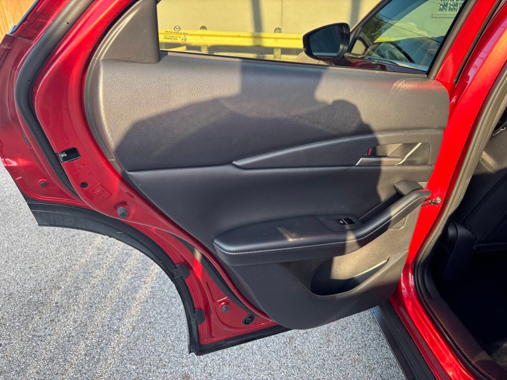 Mazda CX-30 Vehicle Full-screen Gallery Image 28